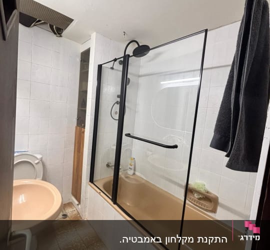 חדר אמבטיה עם מקלחון, אמבטיה וכיור בצבע בז